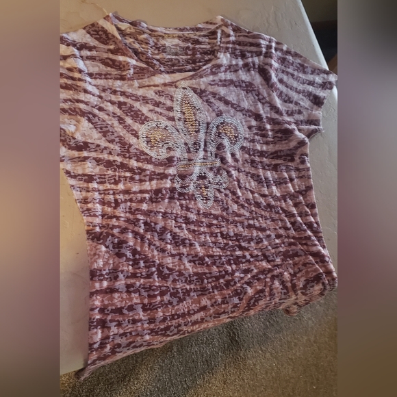 Brown and white Rock tee with fleur de leis beaded pattern - Picture 2 of 2